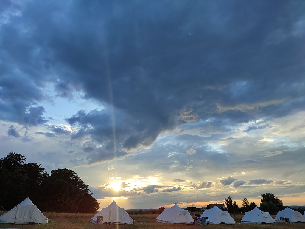 Der Zeltplatz zum Sonnenuntergang